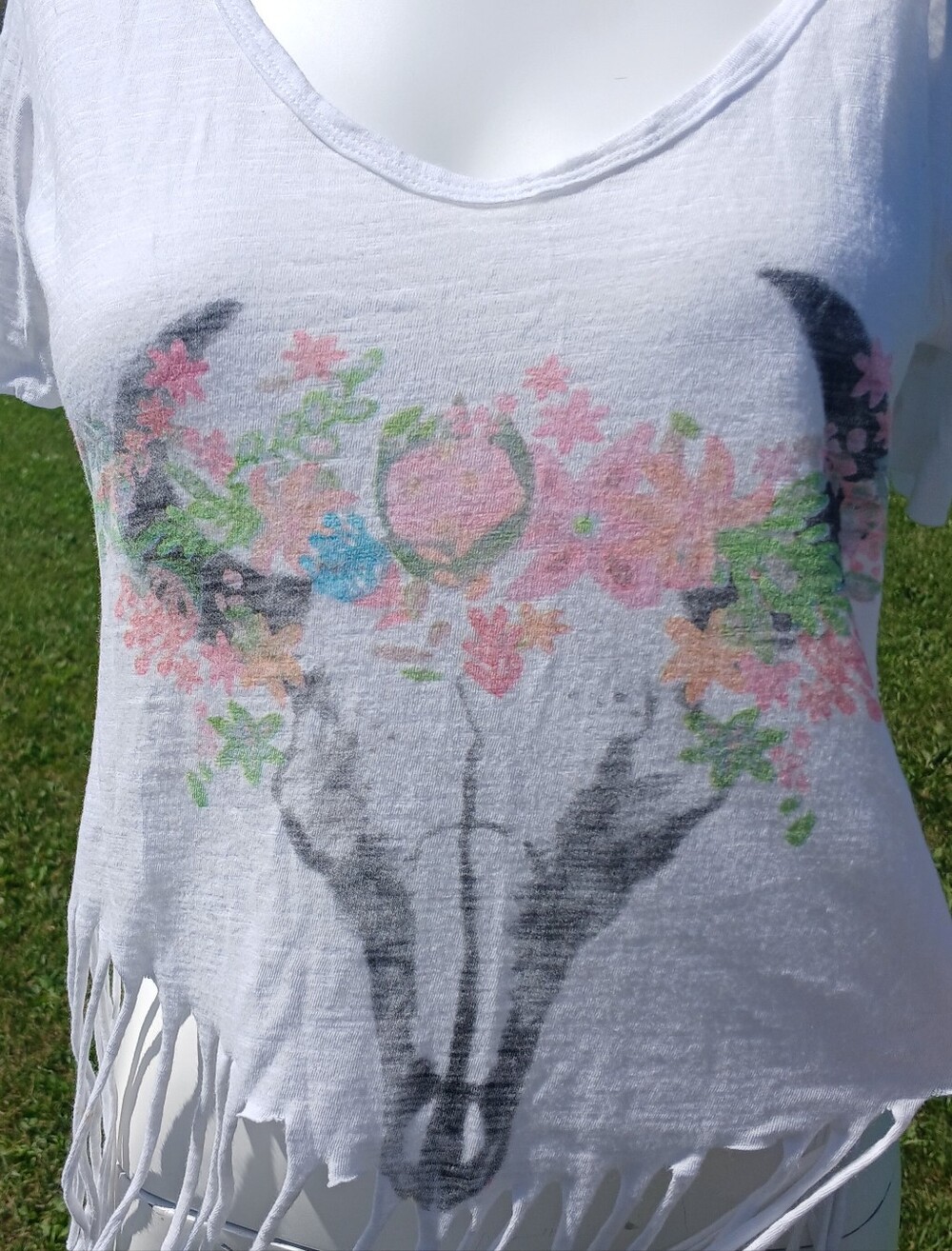 White Fringe Bull Skull Graphic Tee Shirt T-shirt Floral Flowers Pastel size XS